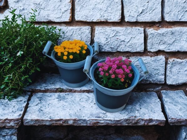 WhatsApp Image 2025-11-03 at 13.43.37 (1) Juego de 2 Macetas Cubo Metálicas Vintage Gris Pizarra con Asa (15x14 cm)