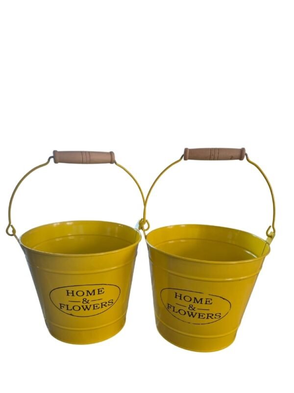 WhatsApp Image 2025-11-03 at 14.40.24 Juego de 2 Macetas Cubo Metálicas Amarillo Cítrico con Asa "HOME & FLOWERS"