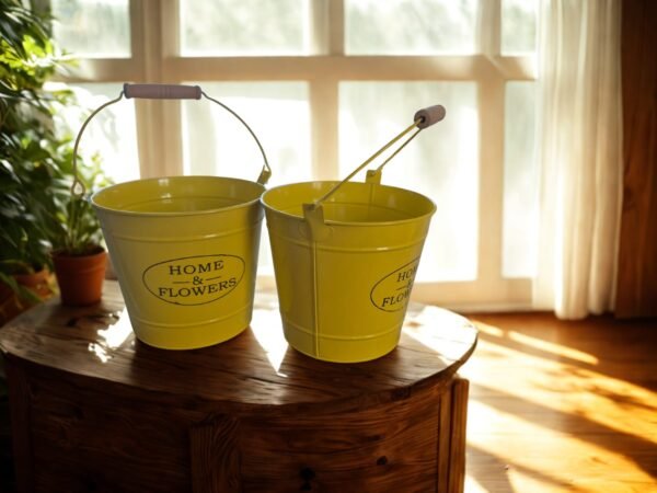 WhatsApp Image 2025-11-03 at 14.40.25 (1) Juego de 2 Macetas Cubo Metálicas Amarillo Cítrico con Asa "HOME & FLOWERS"