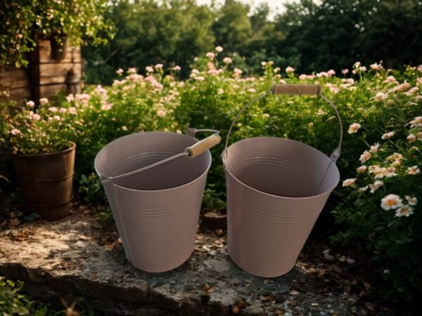 WhatsApp Image 2025-11-03 at 15.25.47 (1) Juego de 2 Macetas Cubo Metálicas Rosa Pálido (Nude) con Asa de Madera (18x20 cm)