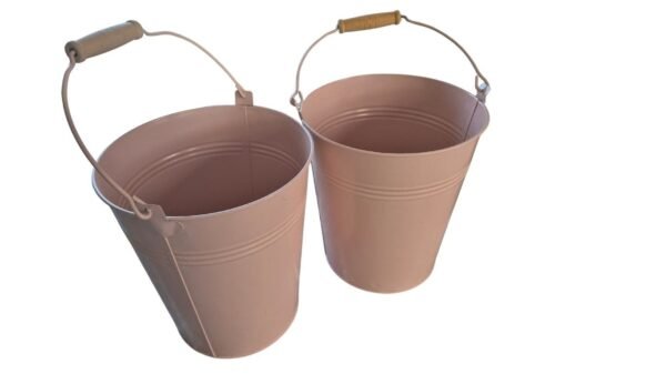 WhatsApp Image 2025-11-03 at 15.25.47 (2) Juego de 2 Macetas Cubo Metálicas Rosa Pálido (Nude) con Asa de Madera (18x20 cm)