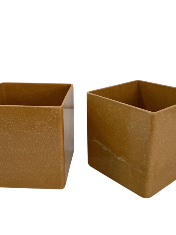 WhatsApp Image 2025-11-03 at 18.35.19 Macetero Cuadrado Diseño Mineral y Moderno Colores Dorado y Gris