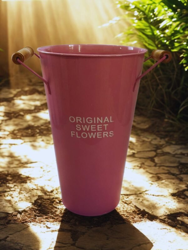 WhatsApp Image 2025-11-03 at 18.52.57 Macetero Decorativo Metálico Alto con Asas de Madera | Estilo Vintage Rosa Malva