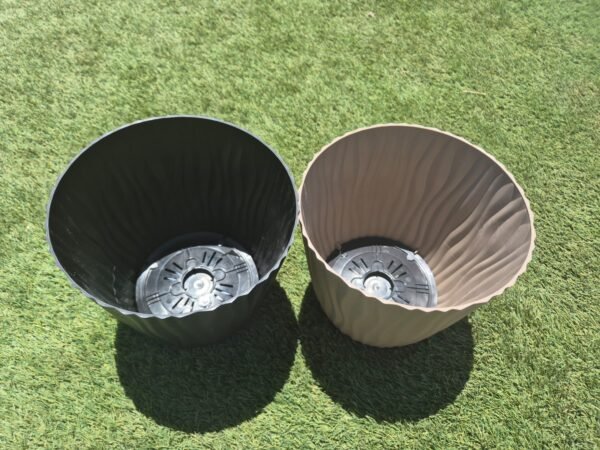 WhatsApp Image 2025-11-05 at 13.05.58 Set 3 Maceta Autorregante de Polipropileno | Diseño Ondulado Moderno Negro y Café