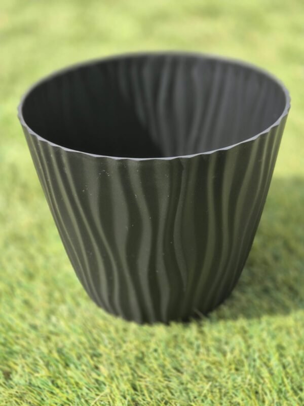 WhatsApp Image 2025-11-05 at 16.49.07 Set 3 Maceta Autorregante de Polipropileno Color Negro| Diseño Onda | Ideal para Plantas Medianas