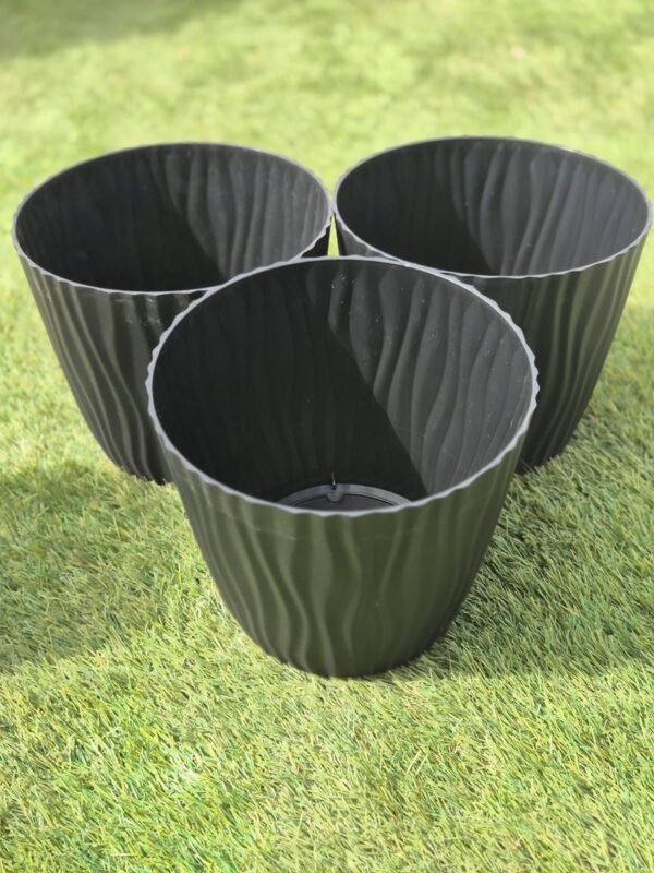 WhatsApp Image 2025-11-05 at 16.49.08 (1) Set 3 Maceta Autorregante de Polipropileno Color Negro| Diseño Onda | Ideal para Plantas Medianas