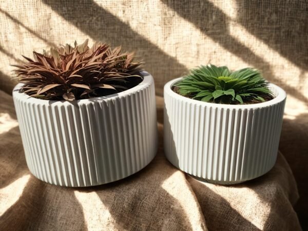 WhatsApp Image 2025-11-12 at 15.31.58 Pack 2 Maceteros Grandes Cilíndricos Estriados - Blanco y Negro