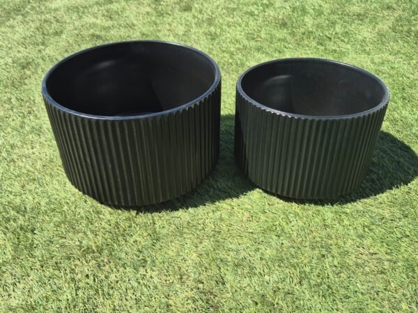 WhatsApp Image 2025-11-12 at 15.31.59 (1) Pack 2 Maceteros Grandes Cilíndricos Estriados - Blanco y Negro