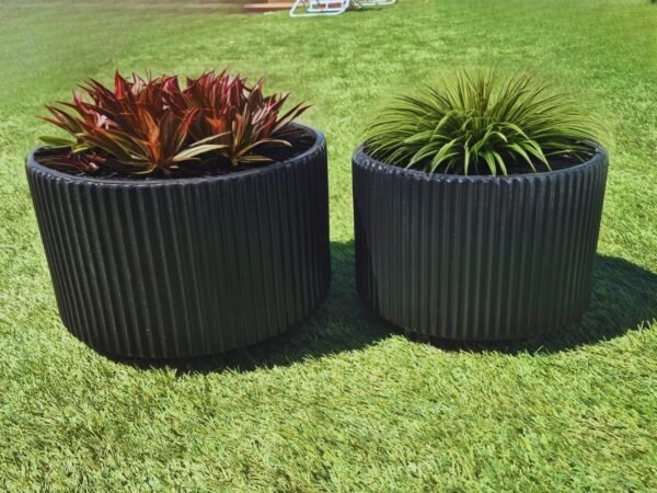 WhatsApp Image 2025-11-12 at 15.31.59 (2) Pack 2 Maceteros Grandes Cilíndricos Estriados - Blanco y Negro