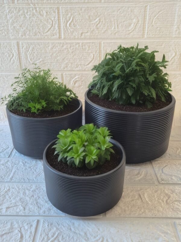 WhatsApp Image 2025-11-12 at 15.42.07 Pack 3 Maceteros Cilíndricos Grandes Diseño Acanalado Horizontal - Negro