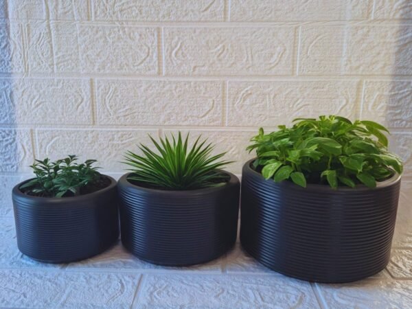 WhatsApp Image 2025-11-12 at 15.42.08 (1) Pack 3 Maceteros Cilíndricos Grandes Diseño Acanalado Horizontal - Negro