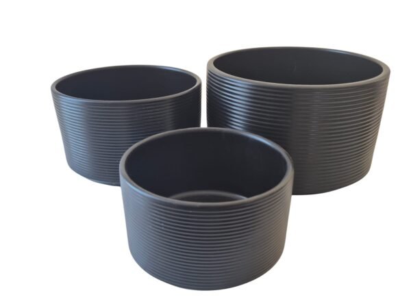WhatsApp Image 2025-11-12 at 15.42.08 Pack 3 Maceteros Cilíndricos Grandes Diseño Acanalado Horizontal - Negro