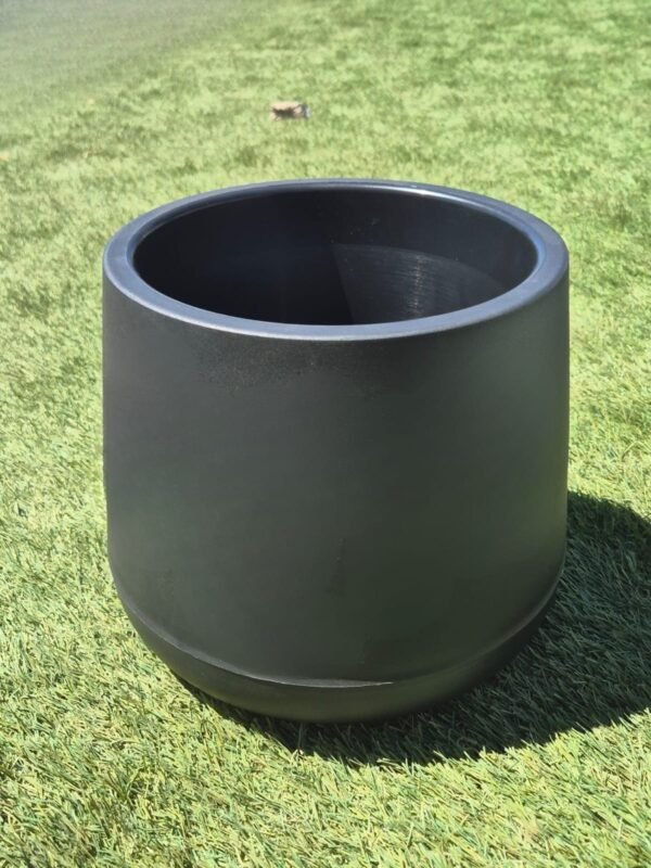 WhatsApp Image 2025-11-12 at 18.24.59 Macetero Auto-Regante Grande Negro - Diseño Curvado Moderno